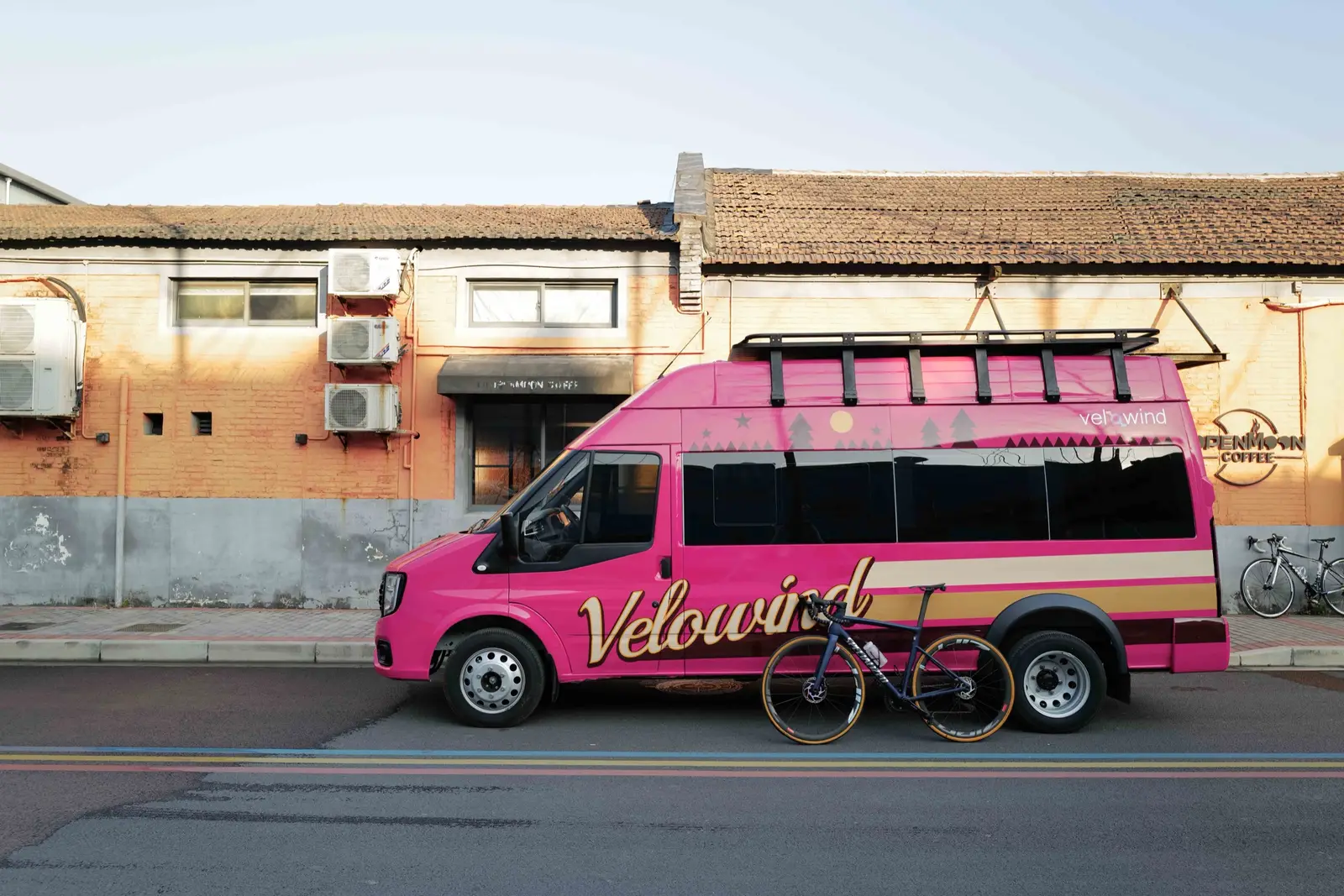 Velowind 车辆在雪山前的主页预览图。
